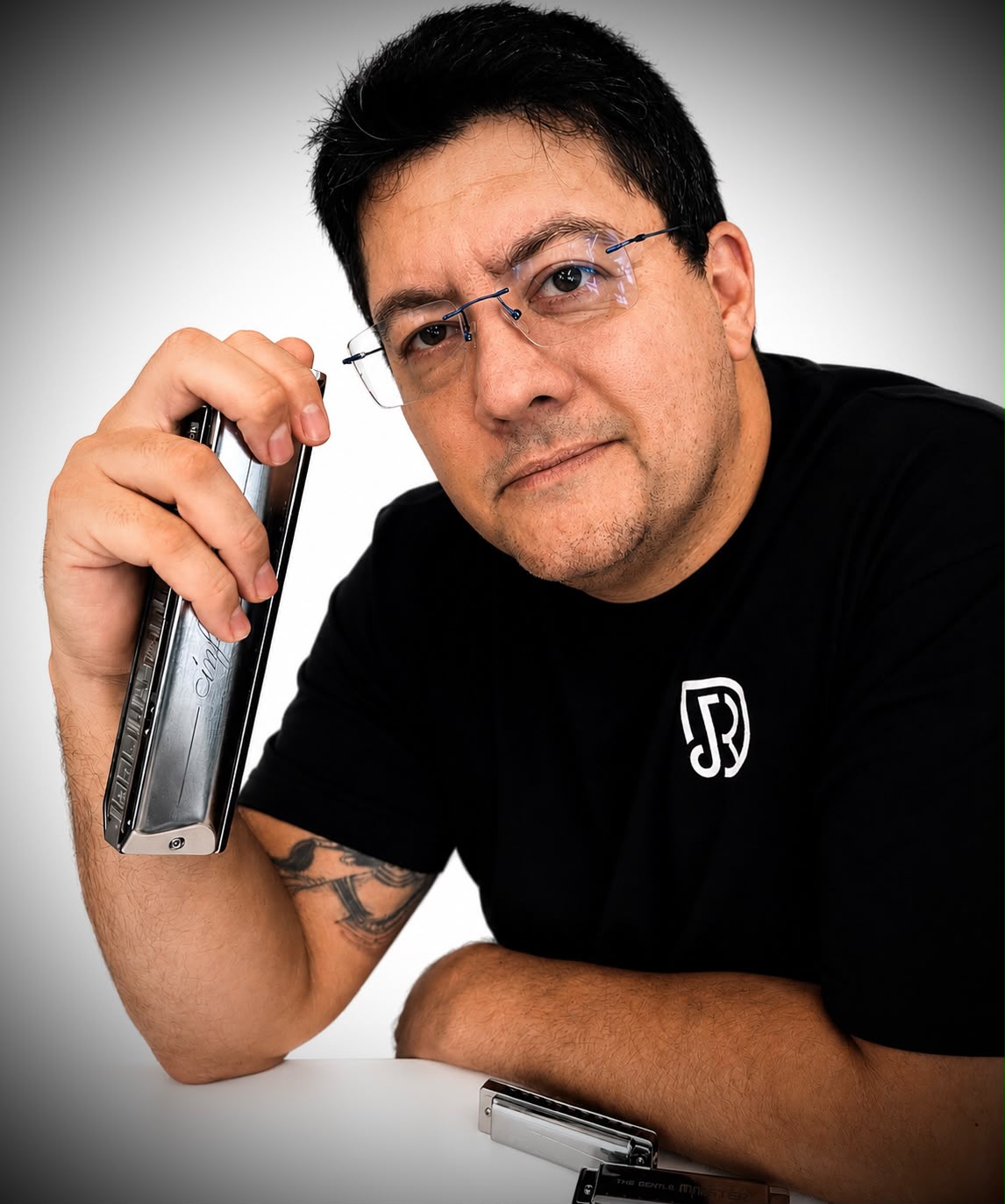 Estúdio · cromática · fundo claro